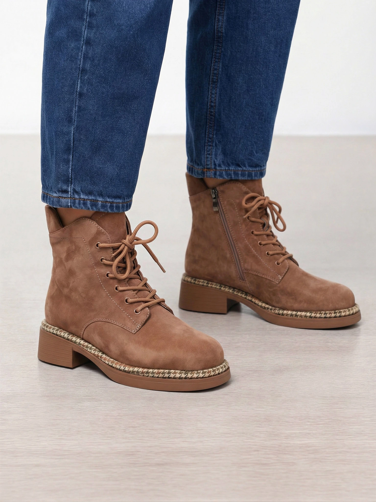 Ботинки коричневого цвета на широком среднем каблуке